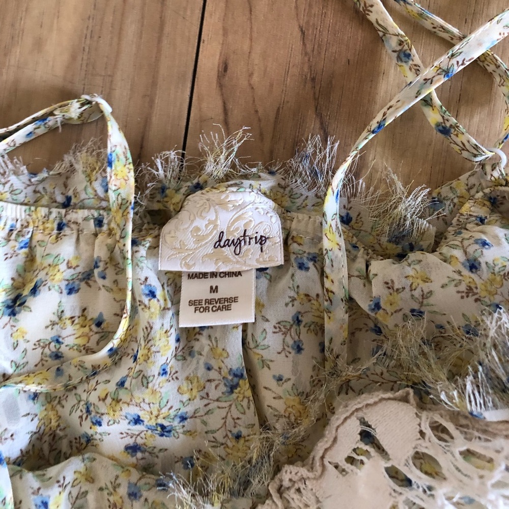 Women’s lace & floral top - Picture 3 of 10